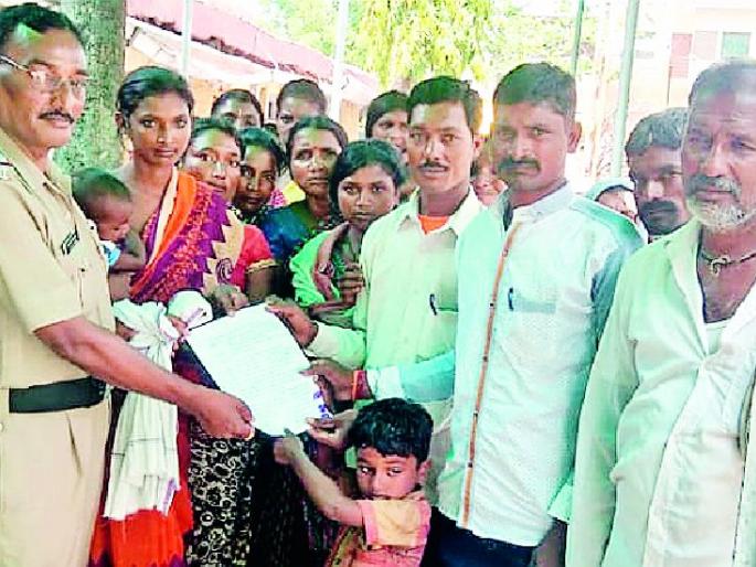 Request for Drunkenness of Women in Pardhi Community at Ner | पारधी समाजातील महिलांचे दारूबंदीसाठी नेर येथे निवेदन