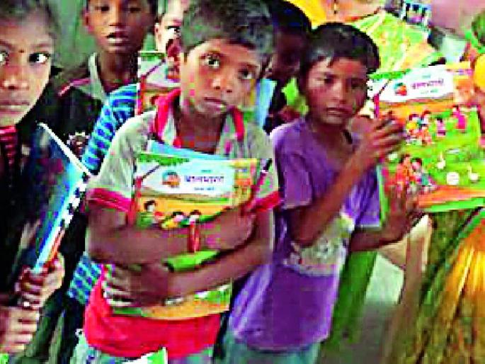 Take the book today ... after the uniform! | आज पुस्तक घ्या.. गणवेश नंतर न्या! Take the book today ... after the uniform! | आज पुस्तक घ्या.. गणवेश नंतर न्या!