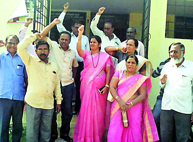 Teachers stole at the EO office | शिक्षकांचा ईओ कार्यालयात ठिय्या