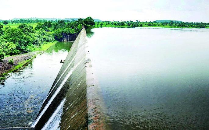 One million liters of water leaks daily | दर दिवसाला एक कोटी लिटर पाण्याची गळती One million liters of water leaks daily | दर दिवसाला एक कोटी लिटर पाण्याची गळती