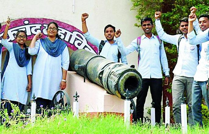 After surgical strikes, the rest of the literature on Pakistan | सर्जिकल स्ट्राईकनंतर सामान्यांचे पाकिस्तानवर शरसंधान After surgical strikes, the rest of the literature on Pakistan | सर्जिकल स्ट्राईकनंतर सामान्यांचे पाकिस्तानवर शरसंधान