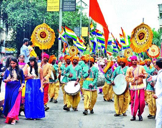 Procession from the city of Siddhi Thakur | सिद्धी तपस्वींची शहरातून मिरवणूक Procession from the city of Siddhi Thakur | सिद्धी तपस्वींची शहरातून मिरवणूक