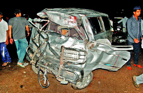 10 killed in crossing the cruiser's tire near Yeola; The time of returning from sugarcane will be of the time | येवल्याजवळ क्रूझरचे टायर फुटून १० जणांचा मृत्यू; साखरपुड्याहून परतताना काळाचा घाला