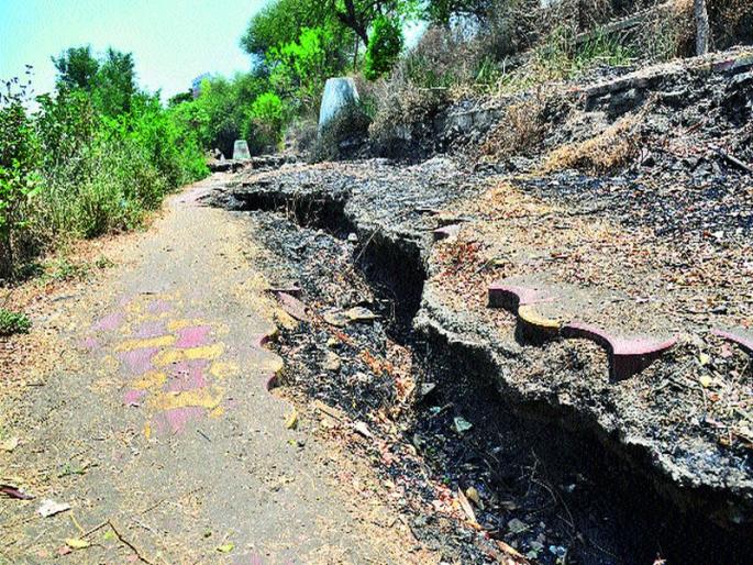  Deobhanala Godapark, fear of the danger! | दुभंगला गोदापार्क, खचण्याची भीती !