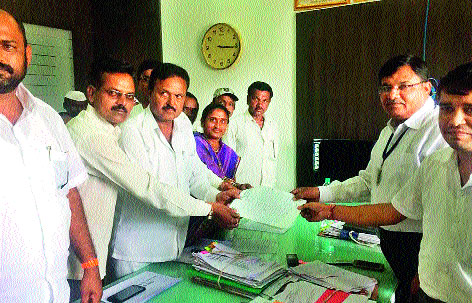 Complaint about the toilets being deceived | शौचालय बांधकामात फसवणूक केल्याची तक्रार Complaint about the toilets being deceived | शौचालय बांधकामात फसवणूक केल्याची तक्रार