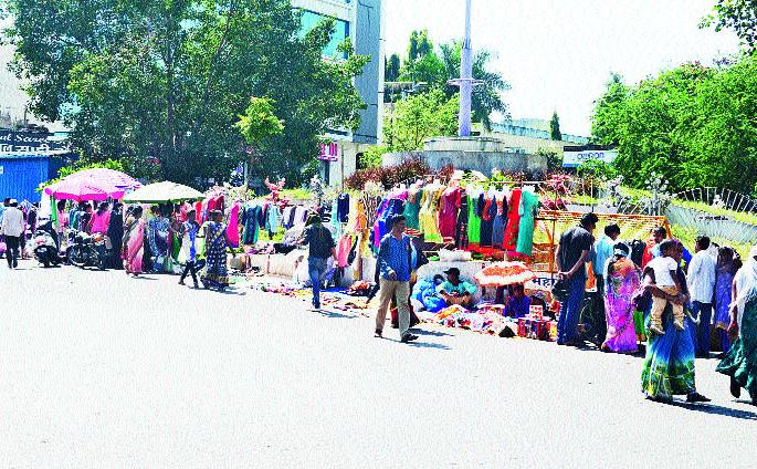 'No Hawker's Zone' aspiring! | ‘नो हॉकर्स झोन’ची ऐशीतैशी! 'No Hawker's Zone' aspiring! | ‘नो हॉकर्स झोन’ची ऐशीतैशी!