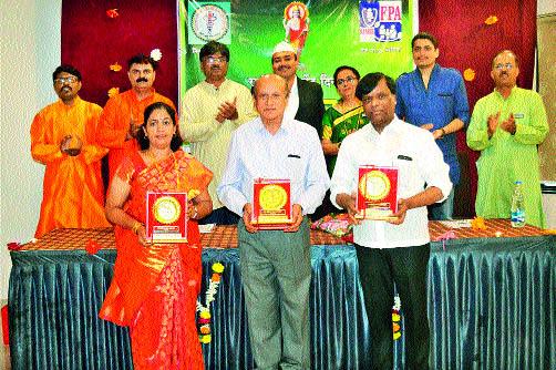Three doctors felicitated for remarkable work | उल्लेखनीय कार्याबद्दल तिघा डॉक्टरांचा सत्कार Three doctors felicitated for remarkable work | उल्लेखनीय कार्याबद्दल तिघा डॉक्टरांचा सत्कार