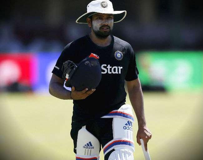 Rohit Sharma, who got the Dutch from the Test team, now has to work as a junior cricketer | कसोटी संघातून डच्चू मिळालेल्या रोहित शर्माला आता करावं लागत आहे ज्युनिअर क्रिकेटपटूचे काम