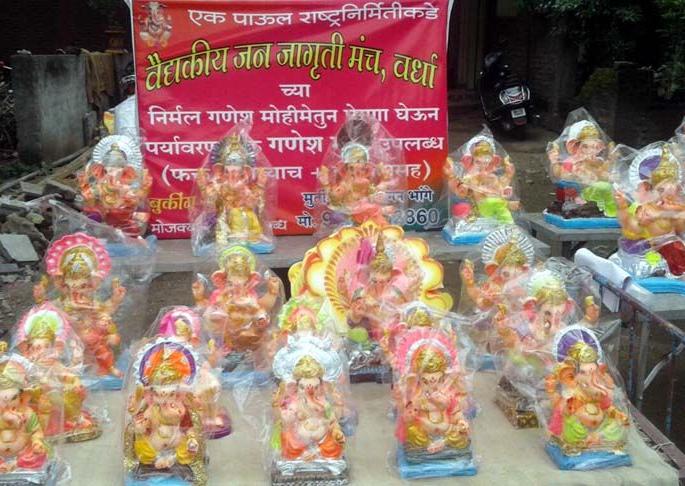 Sale of Ganesh idols at Wardhaet, Hamitra | वर्धेत हमीपत्रावर गणेश मूर्तींची विक्री