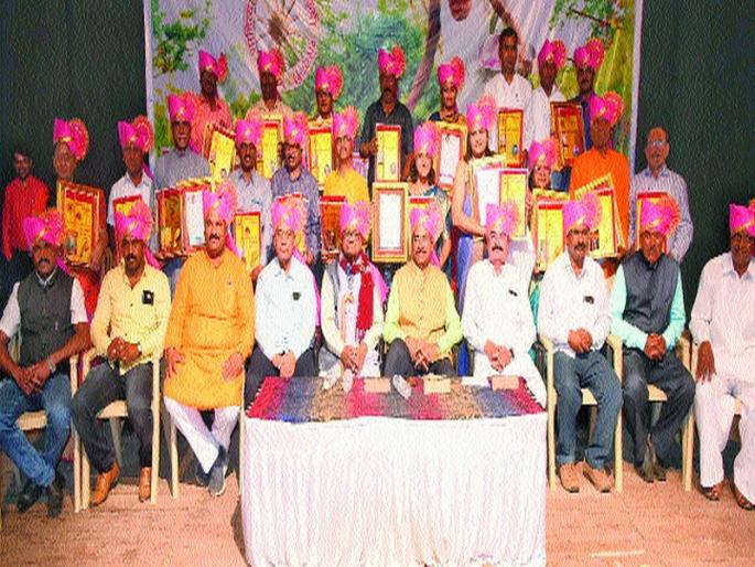 Should have social consciousness: Sadanand Deshmukh | सामाजिक भान असावे : सदानंद देशमुख Should have social consciousness: Sadanand Deshmukh | सामाजिक भान असावे : सदानंद देशमुख