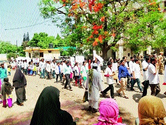 Who are you for us? - Aurangabad doctor's question | तुमच्यासाठी आम्ही, आमच्यासाठी कोण? - औरंगाबादच्या डॉक्टरांचा सवाल Who are you for us? - Aurangabad doctor's question | तुमच्यासाठी आम्ही, आमच्यासाठी कोण? - औरंगाबादच्या डॉक्टरांचा सवाल