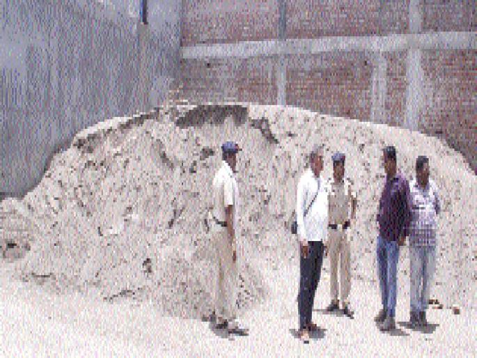 Action on illegal sandstorms | अवैध वाळूसाठ्यावर कारवाई