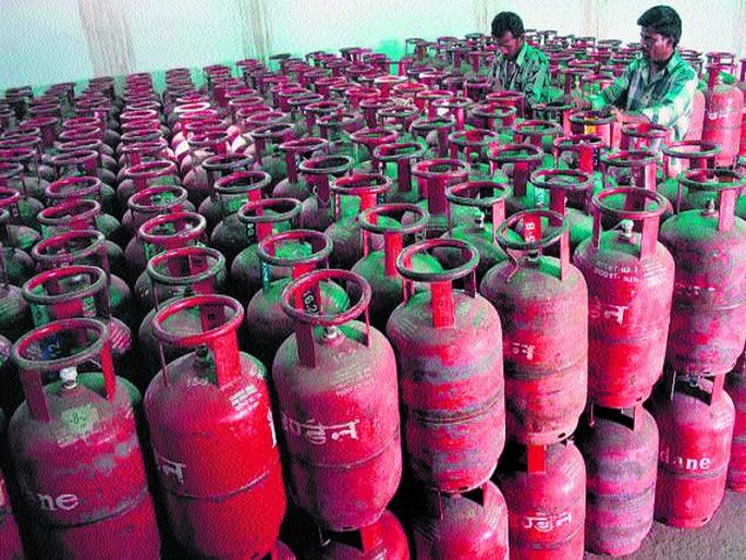  Crime in gas chlorine case | सिलिंडरमधील गॅसचोरी प्रकरणी गुन्हा
