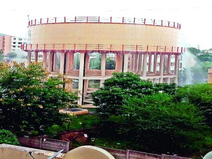 Millions of liters of water are wasted from the aqueduct | जलकुंभातून लाखो लिटर पाणी वाया Millions of liters of water are wasted from the aqueduct | जलकुंभातून लाखो लिटर पाणी वाया