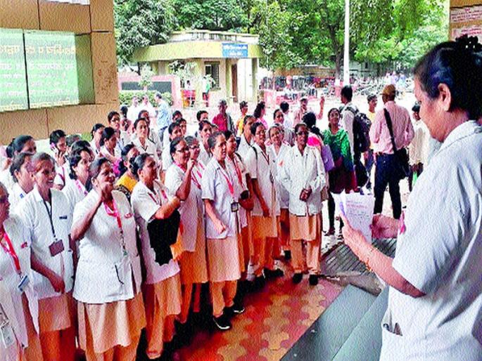 Demonstrations of hostels for various demands | विविध मागण्यांसाठी परिचारिकांची निदर्शने Demonstrations of hostels for various demands | विविध मागण्यांसाठी परिचारिकांची निदर्शने