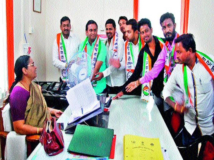 Fan visit to hospital for reference services from nationalist | राष्टवादीकडून संदर्भ सेवा रु ग्णालयाला पंखा भेट Fan visit to hospital for reference services from nationalist | राष्टवादीकडून संदर्भ सेवा रु ग्णालयाला पंखा भेट