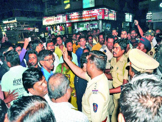 Towing employees' womb, traffic congestion | टोइंग कर्मचाऱ्यांची महिलेस शिवीगाळ, वाहतुकीची कोंडी Towing employees' womb, traffic congestion | टोइंग कर्मचाऱ्यांची महिलेस शिवीगाळ, वाहतुकीची कोंडी