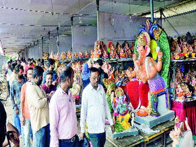 This year Ganesh idol is more expensive than last year | मागील वर्षीच्या तुलनेत यंदा गणेशमूर्ती महाग This year Ganesh idol is more expensive than last year | मागील वर्षीच्या तुलनेत यंदा गणेशमूर्ती महाग