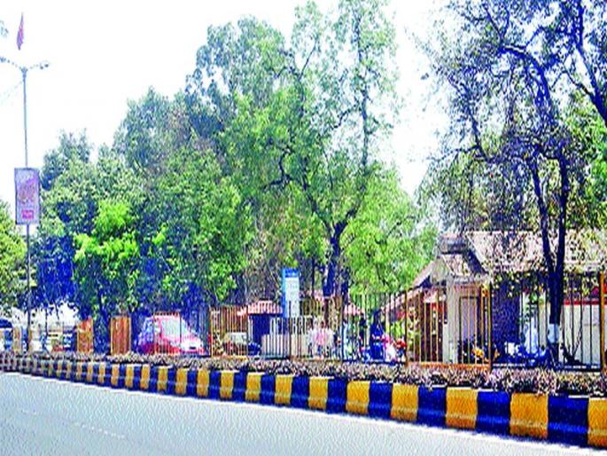 Colorful roling in a division | दुभाजकातील रॅलिंगला रंगरंगोटी Colorful roling in a division | दुभाजकातील रॅलिंगला रंगरंगोटी