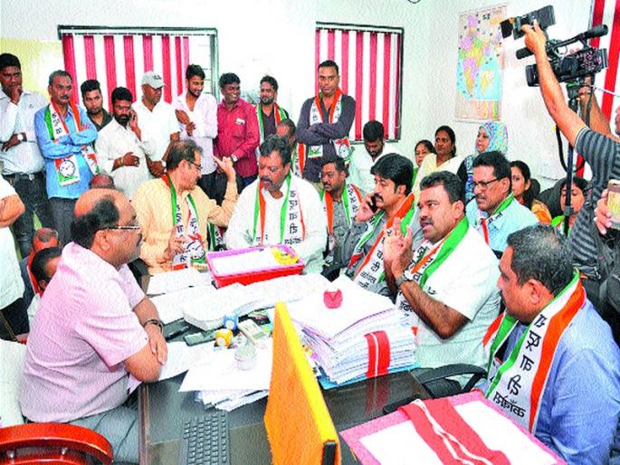 The Nationalist Party on the Highway Authority's Office | महामार्ग प्राधिकरणाच्या कार्यालयावर राष्टवादीची धडक The Nationalist Party on the Highway Authority's Office | महामार्ग प्राधिकरणाच्या कार्यालयावर राष्टवादीची धडक