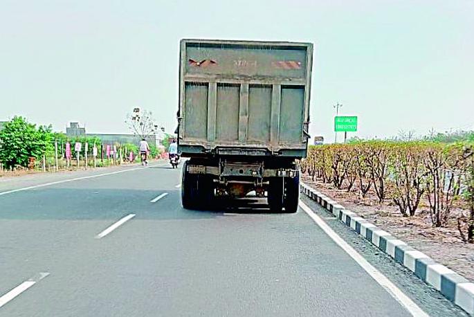 Unnumbered trucks on the highway | महामार्गावर विनाक्रमांकाचे ट्रक सुसाट Unnumbered trucks on the highway | महामार्गावर विनाक्रमांकाचे ट्रक सुसाट
