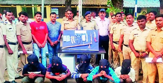 Five robbers arrested in the middle of the night | मध्यरात्री धुमाकूळ घालणारे पाच दरोडेखोर अटकेत Five robbers arrested in the middle of the night | मध्यरात्री धुमाकूळ घालणारे पाच दरोडेखोर अटकेत