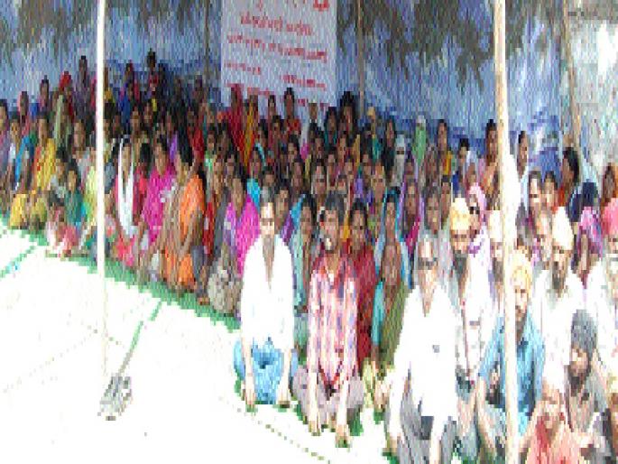 Unlawful movement of homeless laborers in Ambajogite | अंबाजोगाईत बेघर मजुरांचे बेमुदत धरणे आंदोलन Unlawful movement of homeless laborers in Ambajogite | अंबाजोगाईत बेघर मजुरांचे बेमुदत धरणे आंदोलन