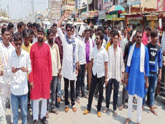 Stop the mahalgawa route of human rights campaign | मानवी हक्क अभियानचा माजलगावात रास्ता रोको Stop the mahalgawa route of human rights campaign | मानवी हक्क अभियानचा माजलगावात रास्ता रोको