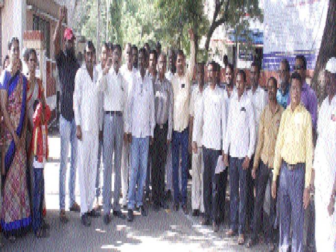 Sticks on teachers, demonstrations in Beed in Mumbai | मुंबईत शिक्षकांवर लाठीमार, बीडमध्ये निदर्शने Sticks on teachers, demonstrations in Beed in Mumbai | मुंबईत शिक्षकांवर लाठीमार, बीडमध्ये निदर्शने