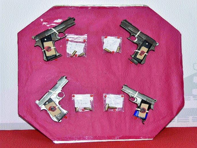 Two men arrested for possessing grasshoppers | गावठी कट्टा बाळगणारे दोघांना अटक Two men arrested for possessing grasshoppers | गावठी कट्टा बाळगणारे दोघांना अटक