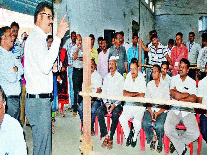  Solidarity of polling machines in front of political parties | राजकीय पक्षांसमक्ष मतदान यंत्रांची सरमिसळ