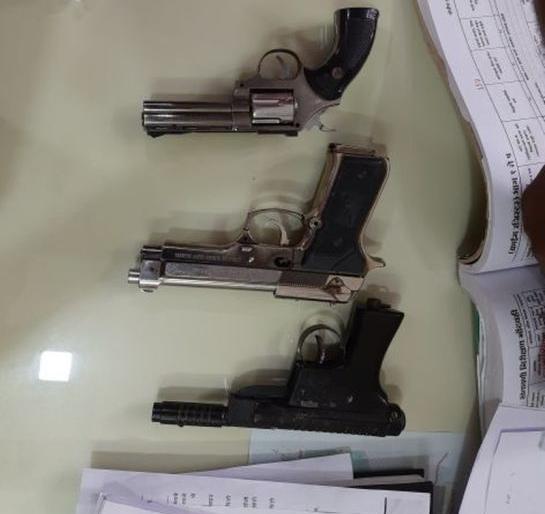Trouble for young man who post on social media with a pistol in hand | पिस्तूल हातात घेऊन सोशल मीडियावर पोस्ट टाकणे आले अंगलट Trouble for young man who post on social media with a pistol in hand | पिस्तूल हातात घेऊन सोशल मीडियावर पोस्ट टाकणे आले अंगलट