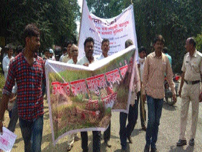 Stop the road in Beed taluka of the workers | उसतोड कामगारांचा बीड तालुक्यात रास्ता रोको Stop the road in Beed taluka of the workers | उसतोड कामगारांचा बीड तालुक्यात रास्ता रोको