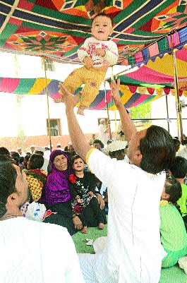 Harsol Jail: Bandhans take blindfolded 'hideout' | हर्सूल कारागृह : पाणावलेल्या डोळ्यांनी बंदिवानांनी घेतली लेकरा-बाळांची ‘गळाभेट’ Harsol Jail: Bandhans take blindfolded 'hideout' | हर्सूल कारागृह : पाणावलेल्या डोळ्यांनी बंदिवानांनी घेतली लेकरा-बाळांची ‘गळाभेट’