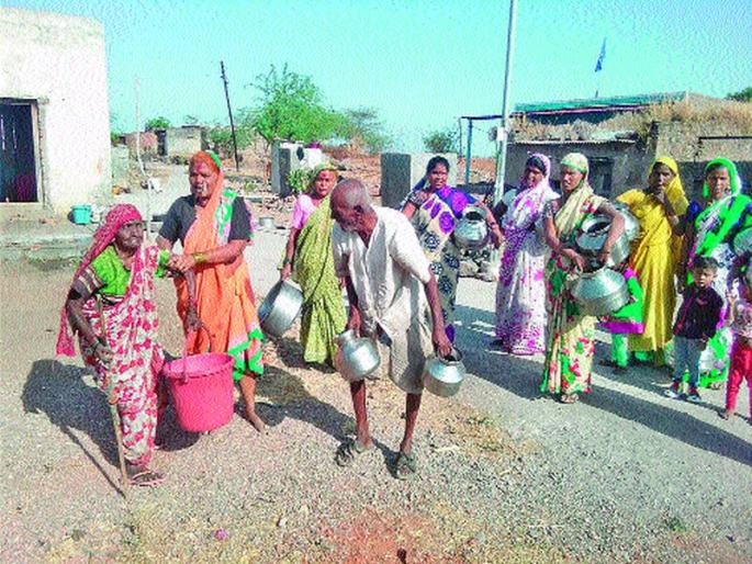  Womens rooftop wander for water | पाण्यासाठी महिलांची रानोमाळ भटकंती