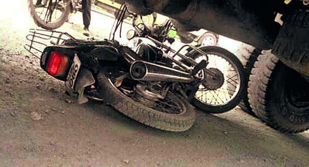 Nagpur's Metro Pillar iron rods fell on the road from the trailer | नागपुरात मेट्रो पिलरचा लोखंडी ढाचा ट्रेलरमधून रस्त्यावर पडला Nagpur's Metro Pillar iron rods fell on the road from the trailer | नागपुरात मेट्रो पिलरचा लोखंडी ढाचा ट्रेलरमधून रस्त्यावर पडला