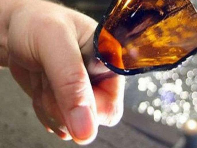 A bottle of liquor spilled on the brother's doorstep in the Aadhaar card dispute | आधारकार्डच्या वादात भावाच्या डाेक्यावर फाेडली दारूची बाटली A bottle of liquor spilled on the brother's doorstep in the Aadhaar card dispute | आधारकार्डच्या वादात भावाच्या डाेक्यावर फाेडली दारूची बाटली