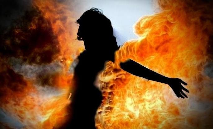 Awful; He threw kerosene on her body and set her on fire | भीषण; अंगावर रॉकेल टाकून महिलेला जिवंत पेटविले Awful; He threw kerosene on her body and set her on fire | भीषण; अंगावर रॉकेल टाकून महिलेला जिवंत पेटविले
