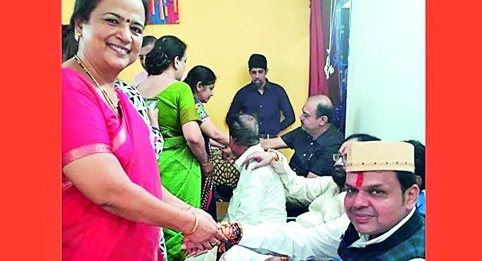 Chief Minister is keeping the tradition of Rakshabandhan | मुख्यमंत्र्यांनी पाळली रक्षाबंधनाची परंपरा Chief Minister is keeping the tradition of Rakshabandhan | मुख्यमंत्र्यांनी पाळली रक्षाबंधनाची परंपरा
