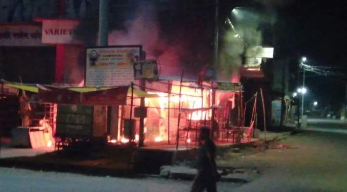 Fire at Lakhni in Bhandara district | भंडारा जिल्ह्यातील लाखनी येथे फटक्याच्या दुकानाला आग Fire at Lakhni in Bhandara district | भंडारा जिल्ह्यातील लाखनी येथे फटक्याच्या दुकानाला आग