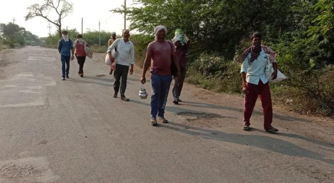 Two hundred km walk to labor due to lockdown | Corona Virus in Gondia; लॉकडाऊनमुळे मजुरांचा दोनशे कि.मी.चा पायी प्रवास Two hundred km walk to labor due to lockdown | Corona Virus in Gondia; लॉकडाऊनमुळे मजुरांचा दोनशे कि.मी.चा पायी प्रवास