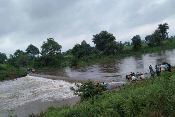 Contact of Khairy village in Wardha district has been lost; Flood the river Dham | वर्धा जिल्ह्यातील खैरी गावाचा संपर्क तुटला; धाम नदीला पूर Contact of Khairy village in Wardha district has been lost; Flood the river Dham | वर्धा जिल्ह्यातील खैरी गावाचा संपर्क तुटला; धाम नदीला पूर