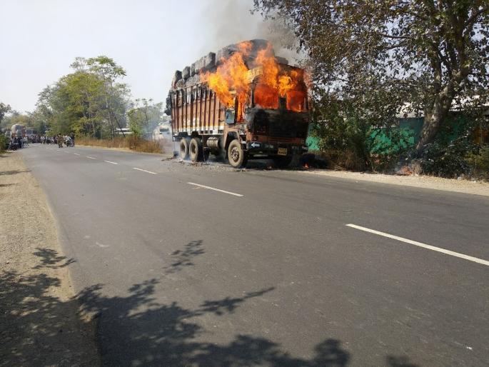 Cotton truck caught in fire on Wardha Nagpur road | वर्ध्याकडून नागपूरला येणारा कापसाचा ट्रक पेटला; जिवीतहानी नाही Cotton truck caught in fire on Wardha Nagpur road | वर्ध्याकडून नागपूरला येणारा कापसाचा ट्रक पेटला; जिवीतहानी नाही