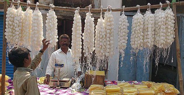Be careful! Too much intake of sugar chain is dangerous! | सावध! रासायनिक पदार्थांनी बनलेल्या साखरगाठींचे अतिसेवन धोकादायक! Be careful! Too much intake of sugar chain is dangerous! | सावध! रासायनिक पदार्थांनी बनलेल्या साखरगाठींचे अतिसेवन धोकादायक!
