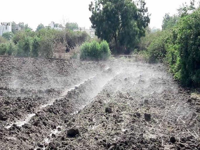 After raining dust out of the ground | वाळूजला पावसानंतर जमिनीतुन धुर  After raining dust out of the ground | वाळूजला पावसानंतर जमिनीतुन धुर