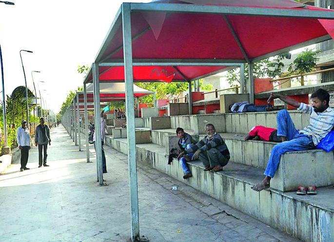 Street food lane egnored in Nagpur | नागपुरातील खाऊगल्लीचे ९२ लाख पाण्यात!