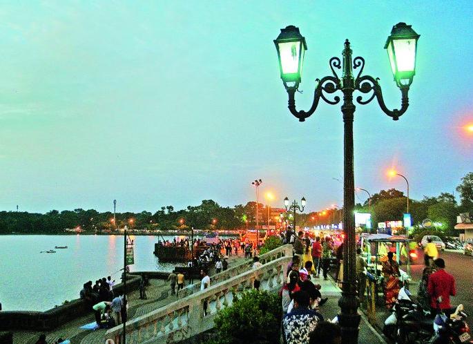 'Speed ​​up' to 'Orange City Street'; Chief Minister, Gadkari's instructions | ‘आॅरेंज सिटी स्ट्रीट’ला ‘स्पीड अप’ करा; मुख्यमंत्री, गडकरी यांचे निर्देश