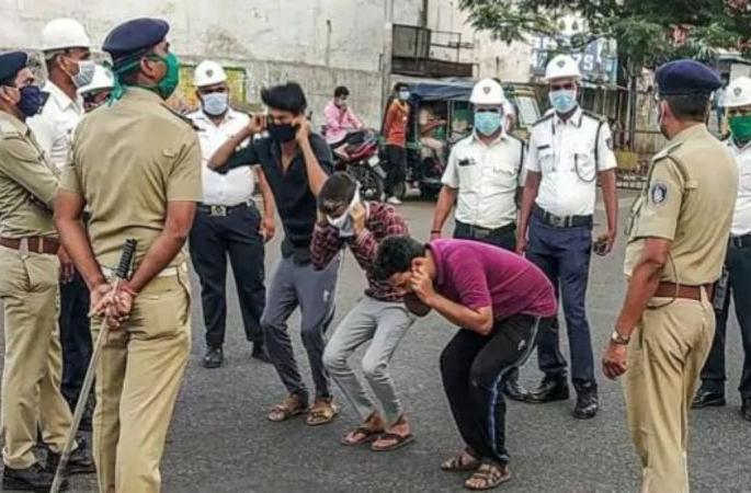 Those who go out of the house without any reason will get the prasad of stick on time | विनाकारण घराबाहेर पडणाऱ्यांना वेळप्रसंगी मिळेल काठीचा प्रसाद Those who go out of the house without any reason will get the prasad of stick on time | विनाकारण घराबाहेर पडणाऱ्यांना वेळप्रसंगी मिळेल काठीचा प्रसाद