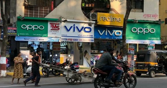 Most of the shop-establishment boards are not in Marathi, but the Municipal Corporation is irritated in mumbai | बहुसंख्य दुकाने-आस्थापनांचे फलक मराठीत नाहीतच, महापालिका मात्र चिडीचूप Most of the shop-establishment boards are not in Marathi, but the Municipal Corporation is irritated in mumbai | बहुसंख्य दुकाने-आस्थापनांचे फलक मराठीत नाहीतच, महापालिका मात्र चिडीचूप