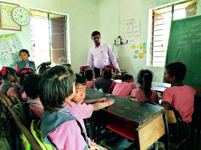 The school fills two classes in a room, two verandahs and one community hall; The reality of Bhivapur in Nagpur district | शाळेचे दोन वर्ग भरतात एका खोलीत, दोन व्हरांड्यात आणि एक समाजमंदिरात; नागपूर जिल्ह्यातील भिवापूरचे वास्तव The school fills two classes in a room, two verandahs and one community hall; The reality of Bhivapur in Nagpur district | शाळेचे दोन वर्ग भरतात एका खोलीत, दोन व्हरांड्यात आणि एक समाजमंदिरात; नागपूर जिल्ह्यातील भिवापूरचे वास्तव
